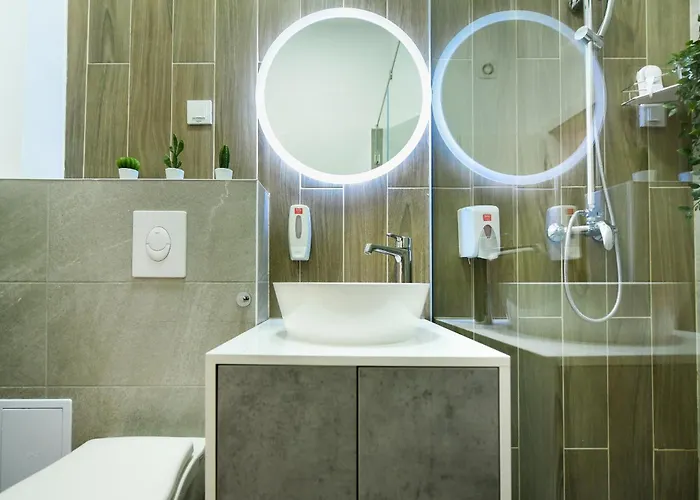 Near Cismigiu - Where Style Meets Convenience דירה